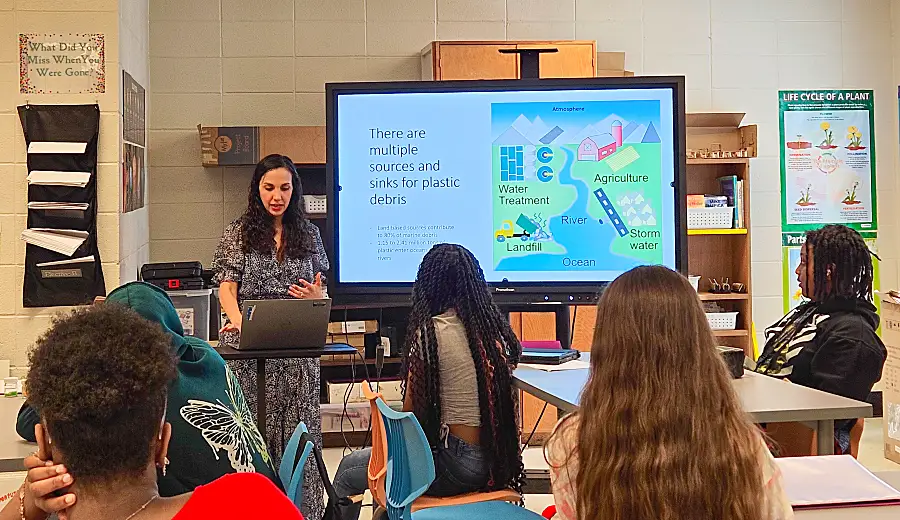 Leslimar Ríos-Colón discusses sources of microplastics with students