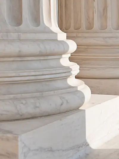 Close up photo of the columns of the US Supreme Court building