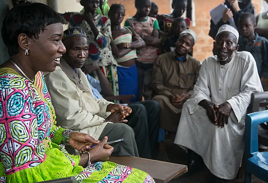 Guinea-People in a discussion