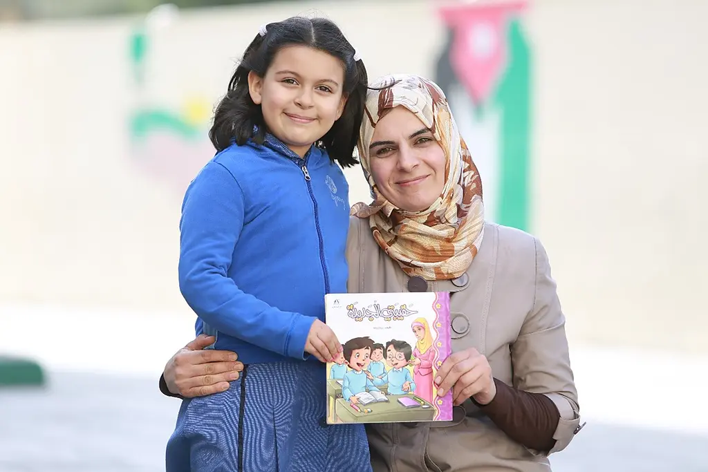 Hana Almomani, a parent in the Jordan RAMP program, with her daughter.