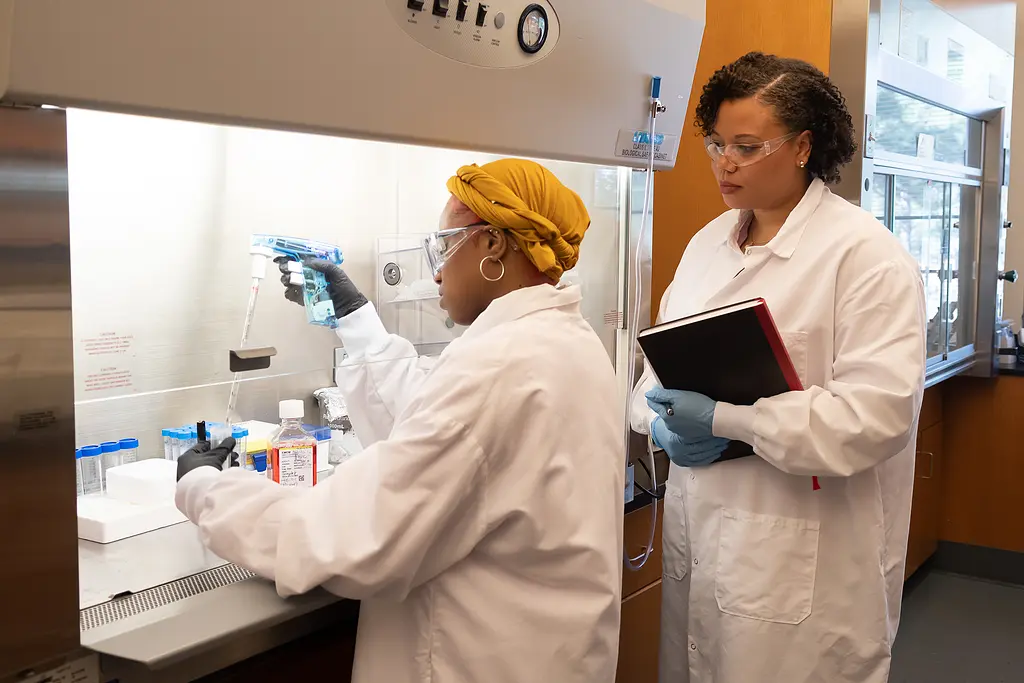 Photo of Imari Walker-Franklin mentoring an NCCU undergraduate in the lab
