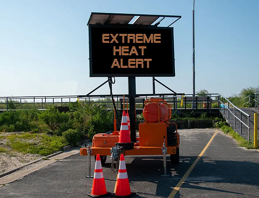 Highway sign that says "Extreme Heat Alert"