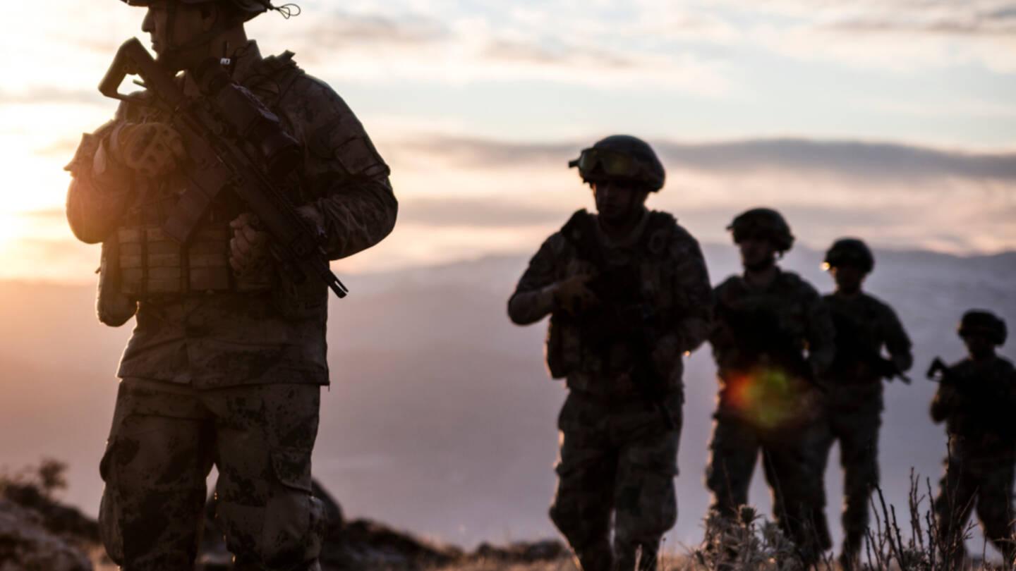 silhouettes of military personnel 