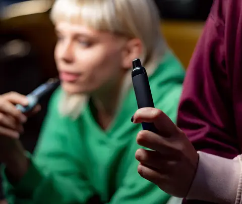 Teens use vapes