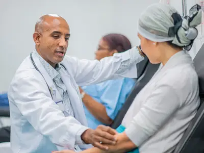 Oncologist speaks to patient