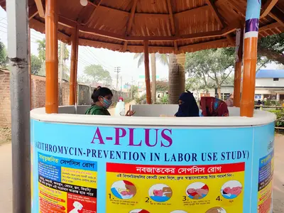 women getting information on maternal sepsis