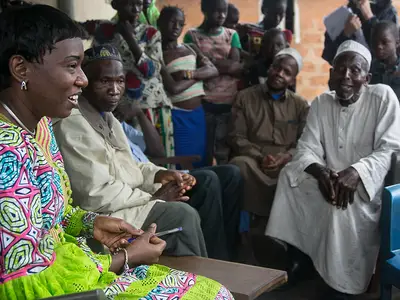 Guinea-People in a discussion