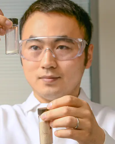Wang Kaige using micropyrolyzer