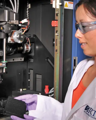 Zhang Yanan works in bioassay lab