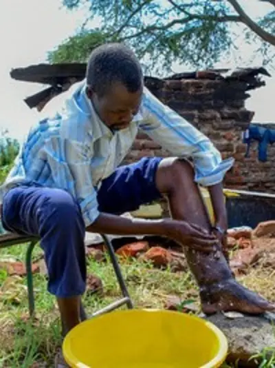 Man washing leg