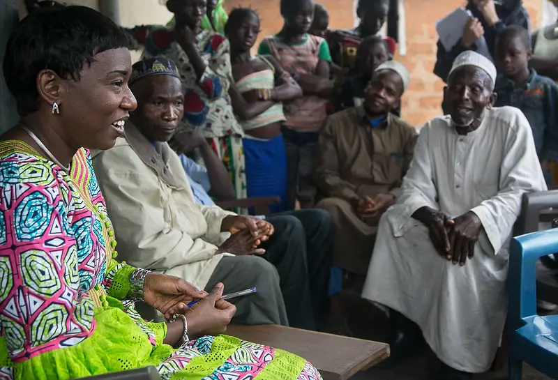 Guinea-People in a discussion